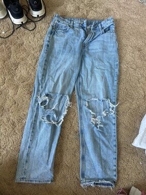 Light Wash Distressed Women’s American Eagle mom Jeans